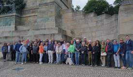Mitglieder der Clubfahrt 2025 vor dem Sockel der Germania